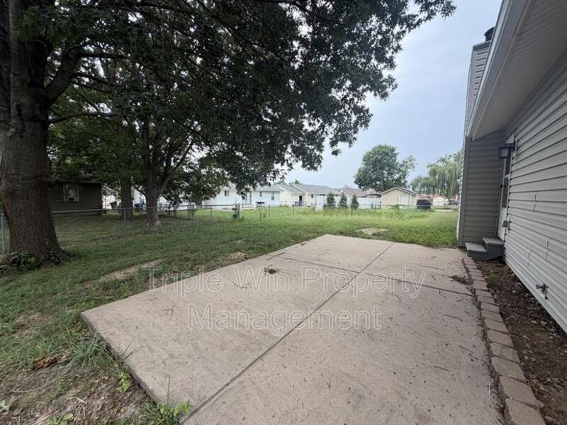 1688 Knightwood Ln - Photo 4 of 40
