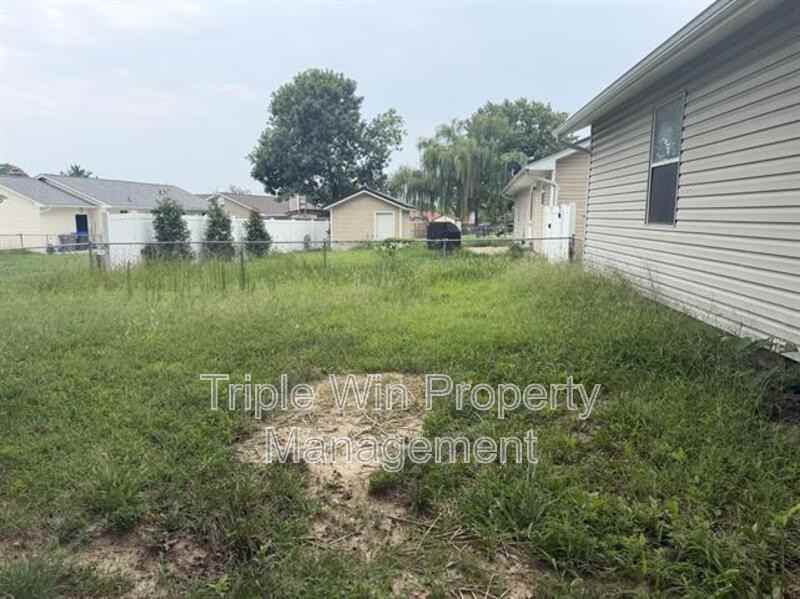 1688 Knightwood Ln - Photo 5 of 40