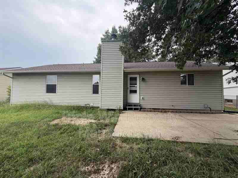 1688 Knightwood Ln - Photo 6 of 40