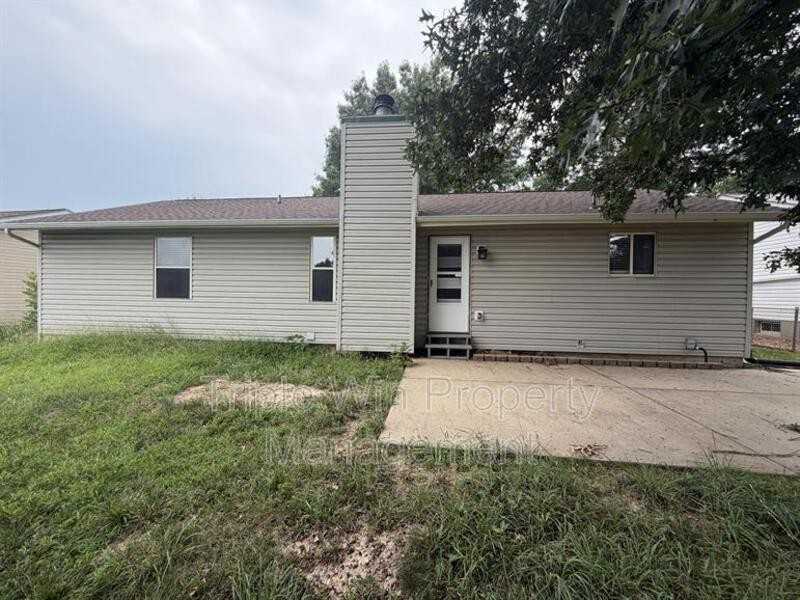 1688 Knightwood Ln - Photo 7 of 40