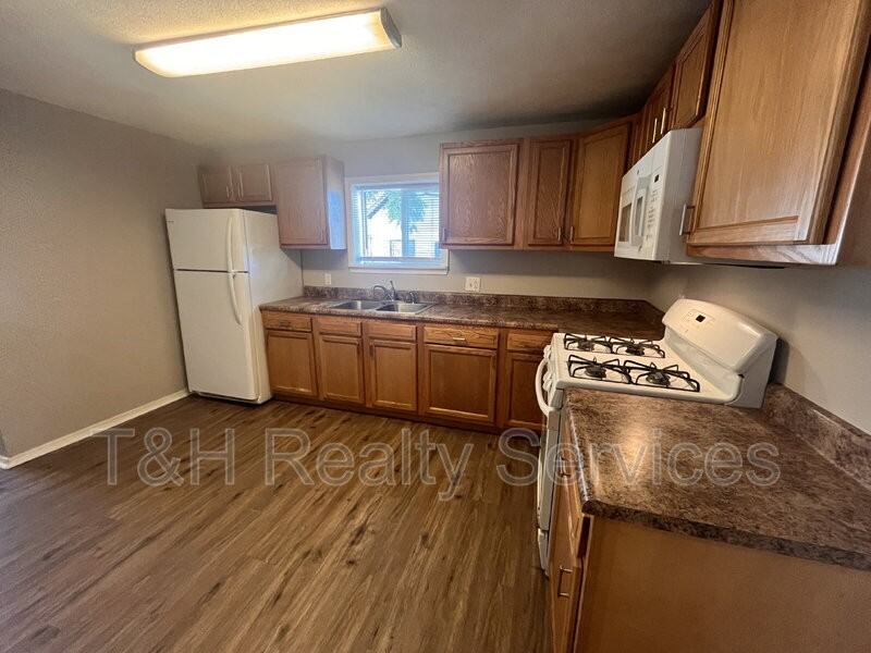 609 Crystal St - Photo 7 of 22