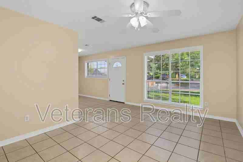 1285 Kensington Dr - Photo 4 of 19