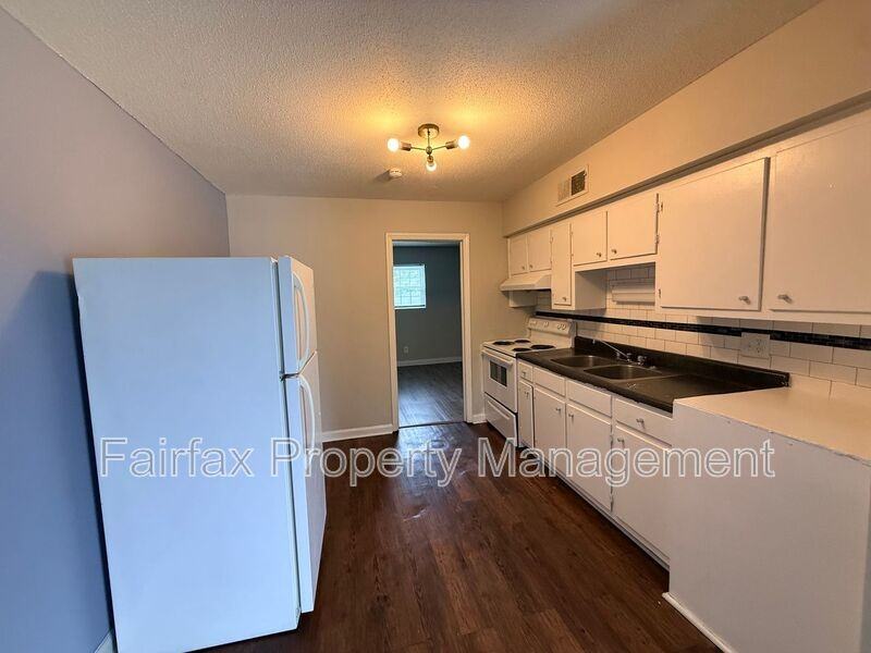 1011 Burke St #14 - Photo 5 of 7