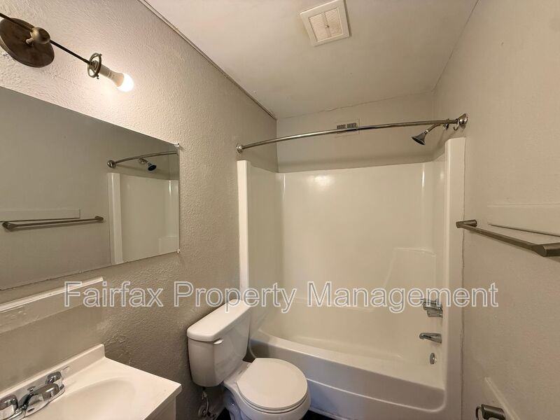 1011 Burke St #14 - Photo 6 of 7