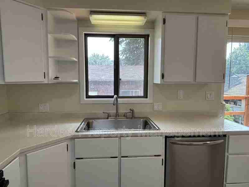2106 N 33rd St - Photo 4 of 25