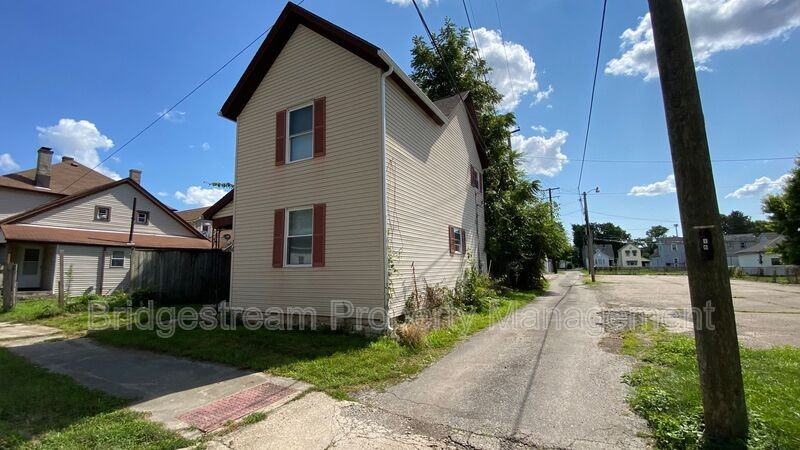 14 Nassau St - Photo 2 of 12