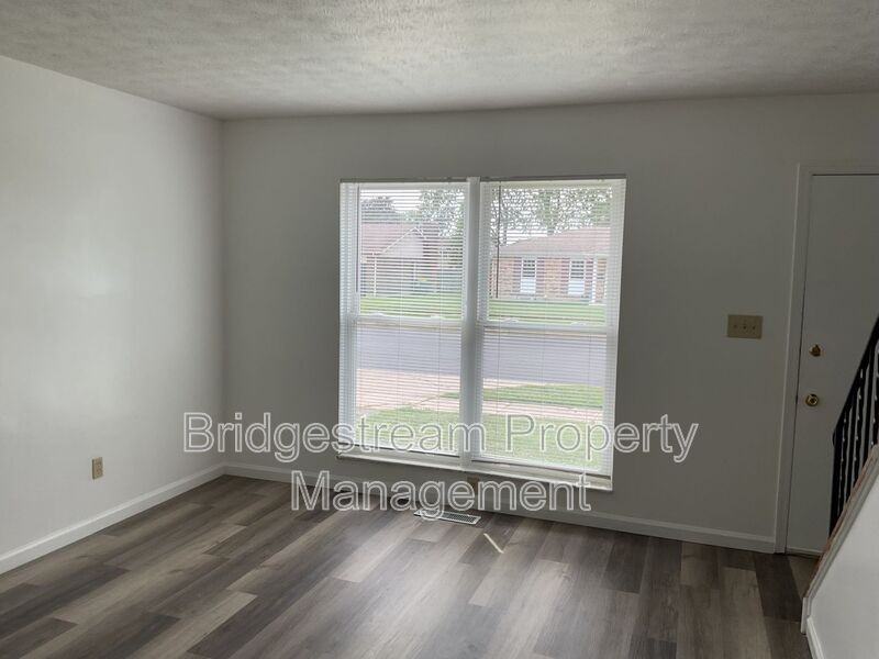 961 Taylorsview Dr - Photo 2 of 22
