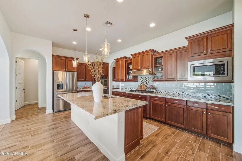 3930 E Iris Dr - Photo 3 of 42