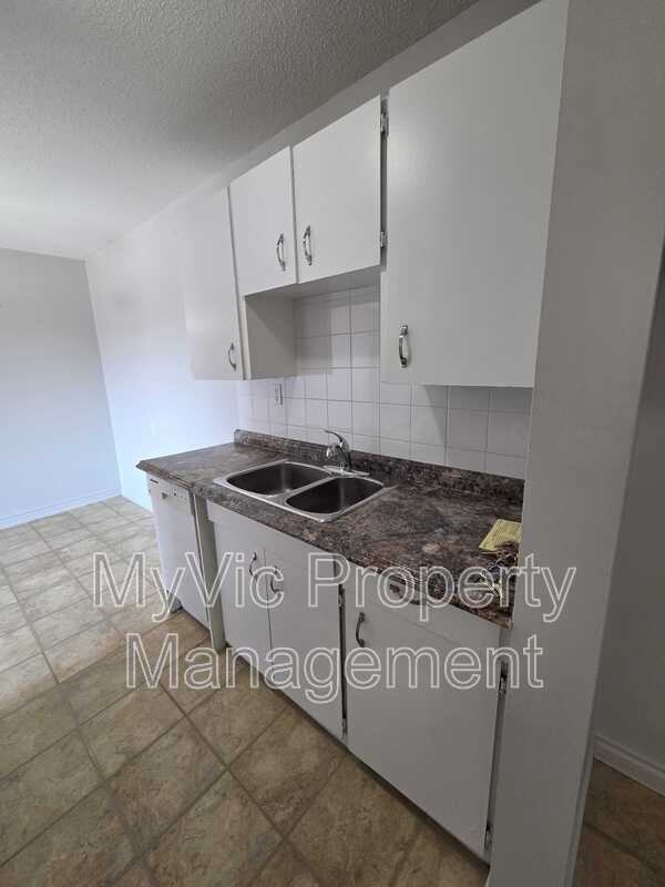 10045 83 Ave Nw - Photo 3 of 11