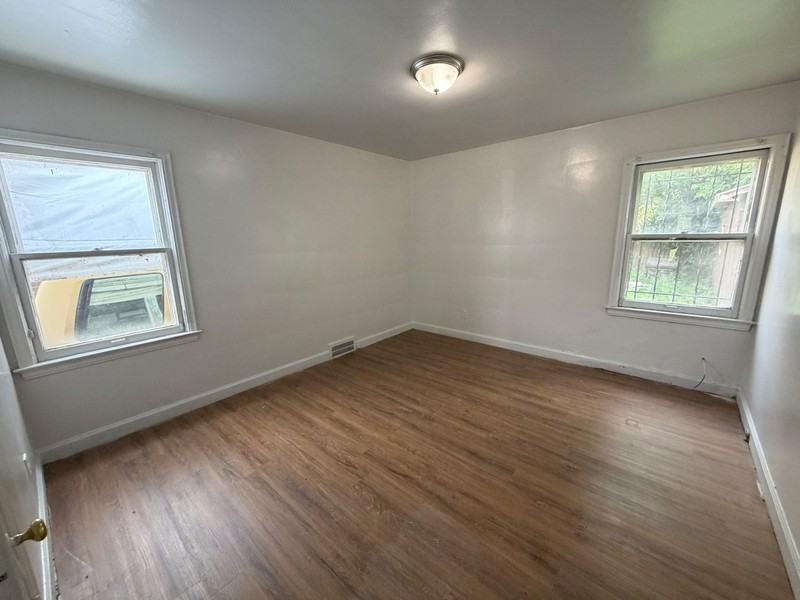 15819 Eastwood St - Photo 5 of 10