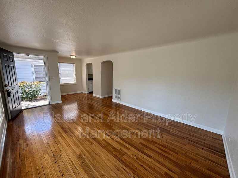 656 Breys Ave Ne - Photo 4 of 16