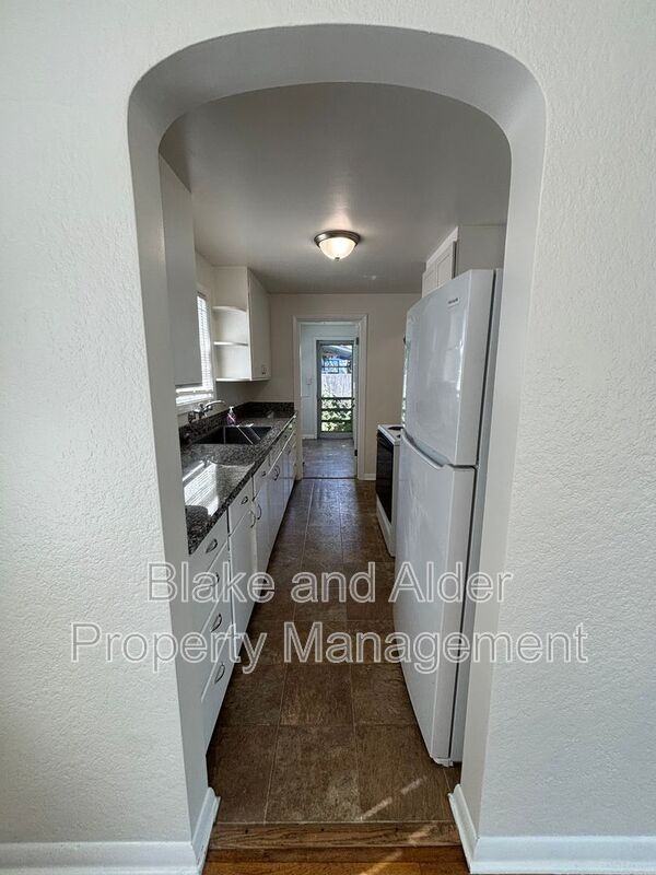 656 Breys Ave Ne - Photo 5 of 16
