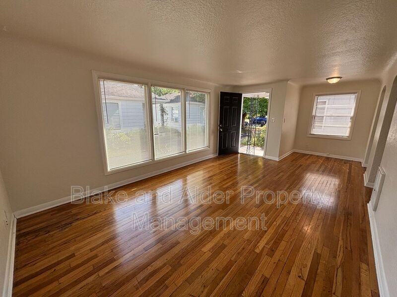 656 Breys Ave Ne - Photo 6 of 16