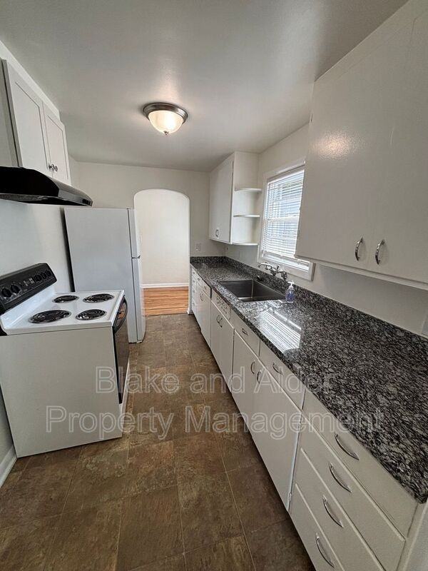 656 Breys Ave Ne - Photo 7 of 16