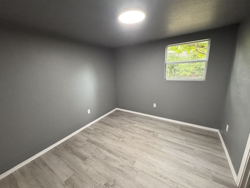 5724 N Frankfort Ave - Photo 3 of 8