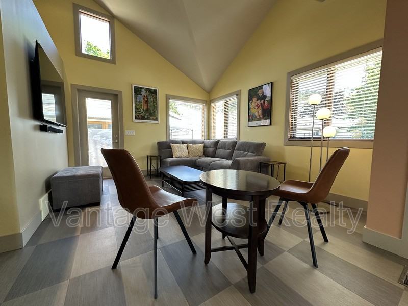690 Kingsway - Photo 2 of 20