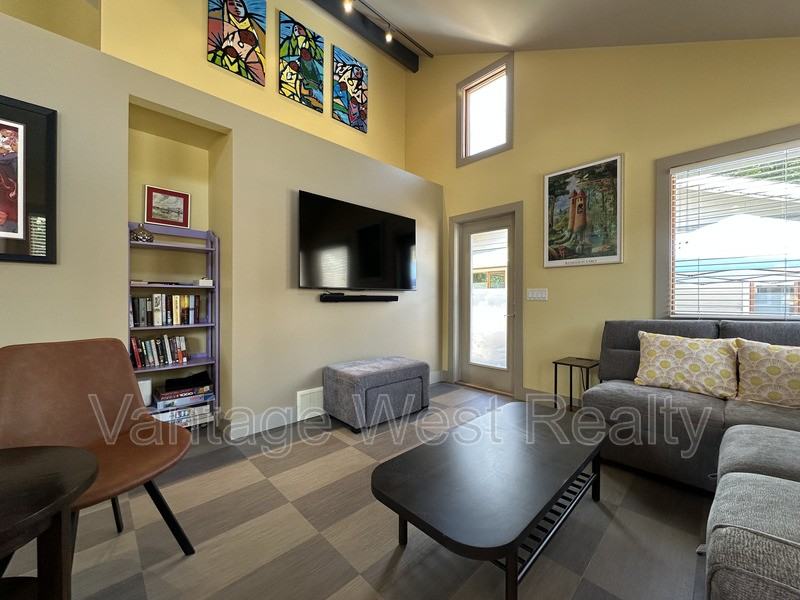 690 Kingsway - Photo 3 of 20