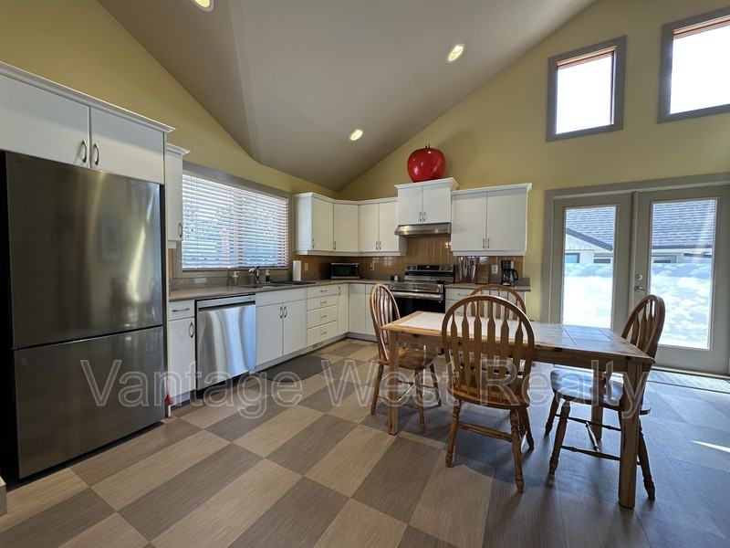 690 Kingsway - Photo 4 of 20