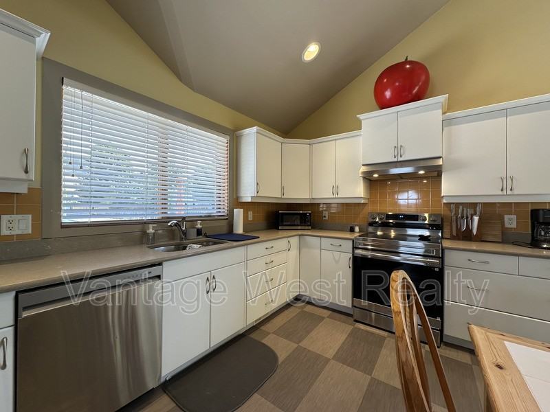 690 Kingsway - Photo 5 of 20