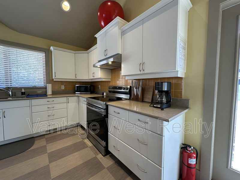 690 Kingsway - Photo 6 of 20