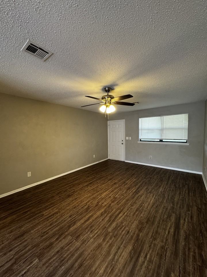 8305 Nw 36th St - Photo 2 of 17