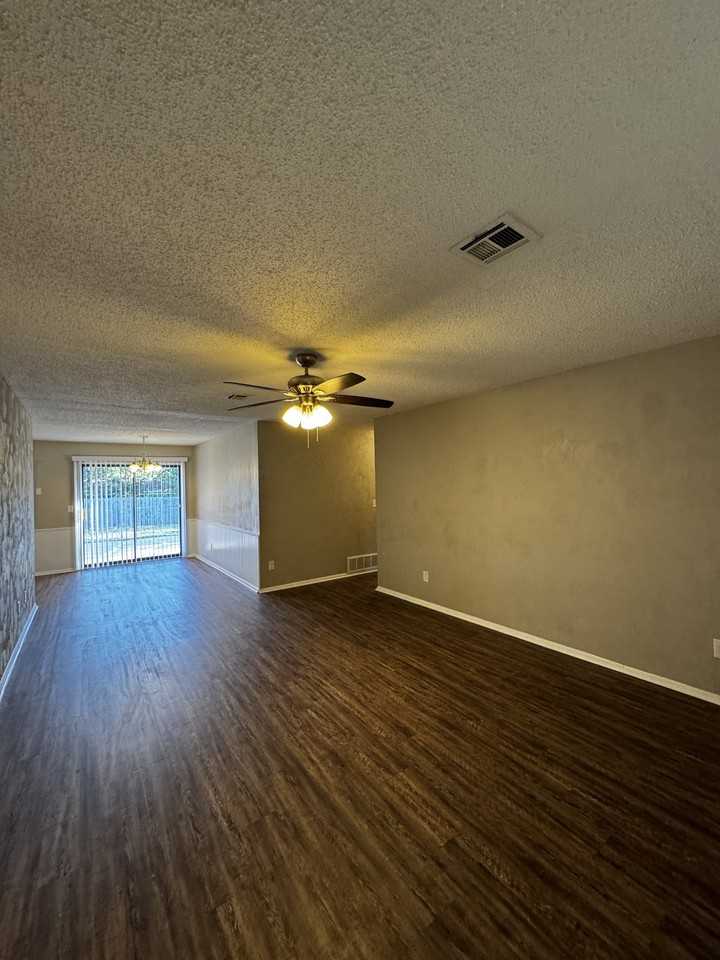 8305 Nw 36th St - Photo 3 of 17