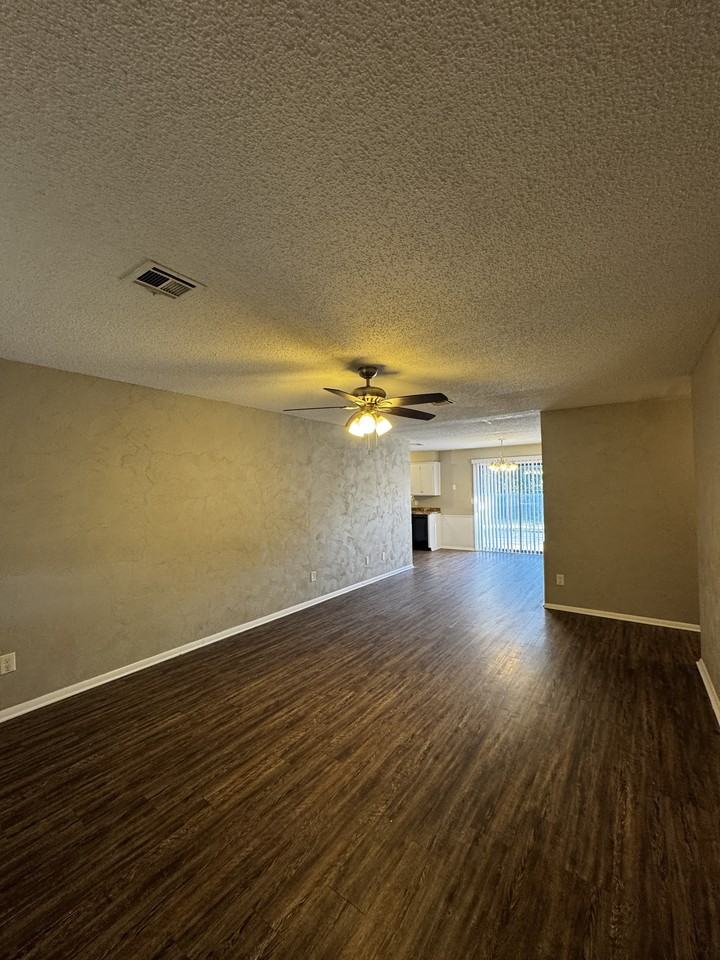 8305 Nw 36th St - Photo 4 of 17