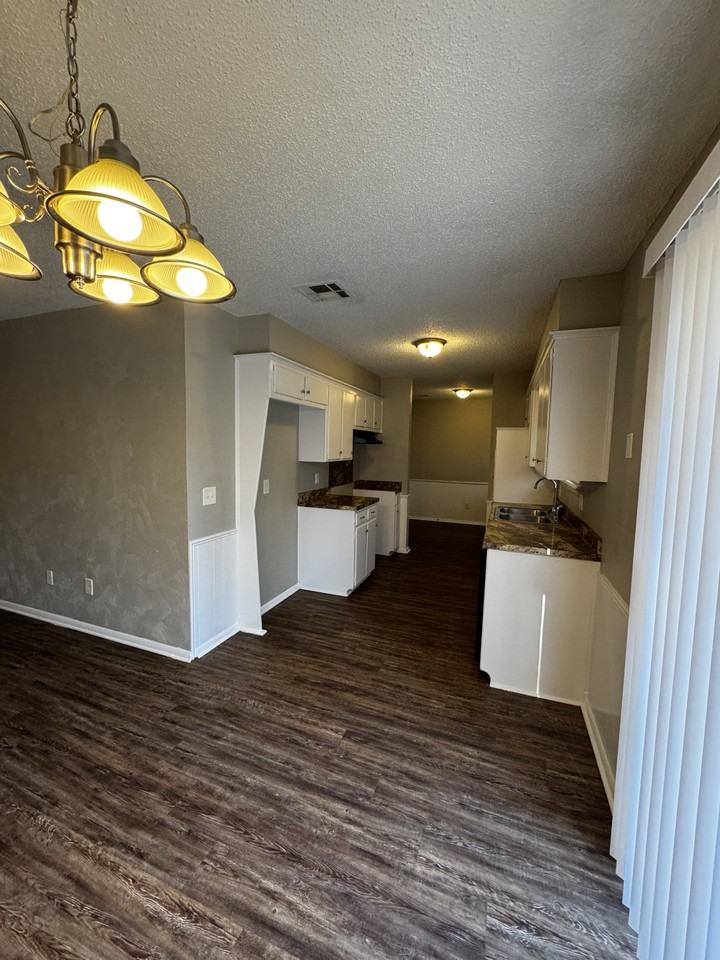 8305 Nw 36th St - Photo 6 of 17
