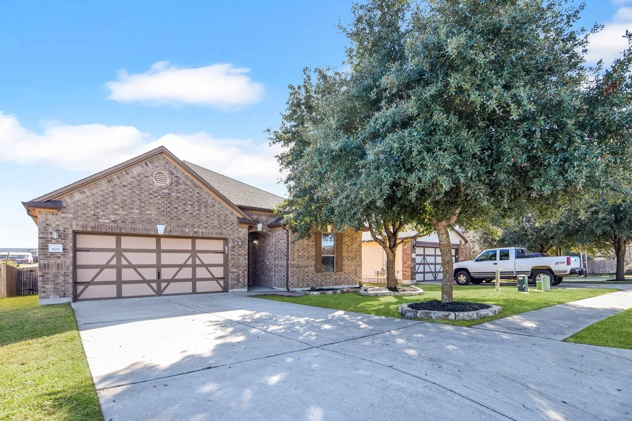 823 Tumbleweed Trl - Photo 2 of 19