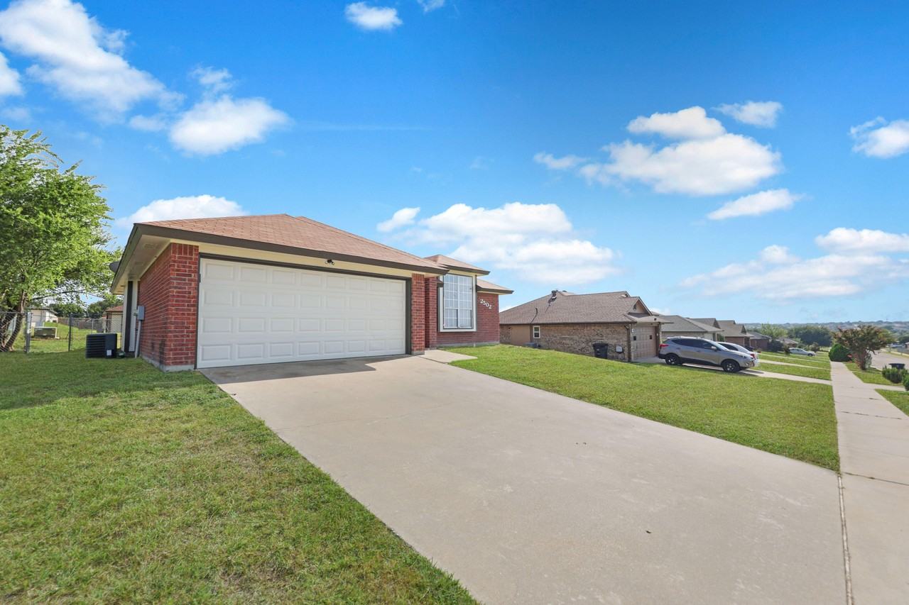 2502 Eastwood Dr - Photo 2 of 22