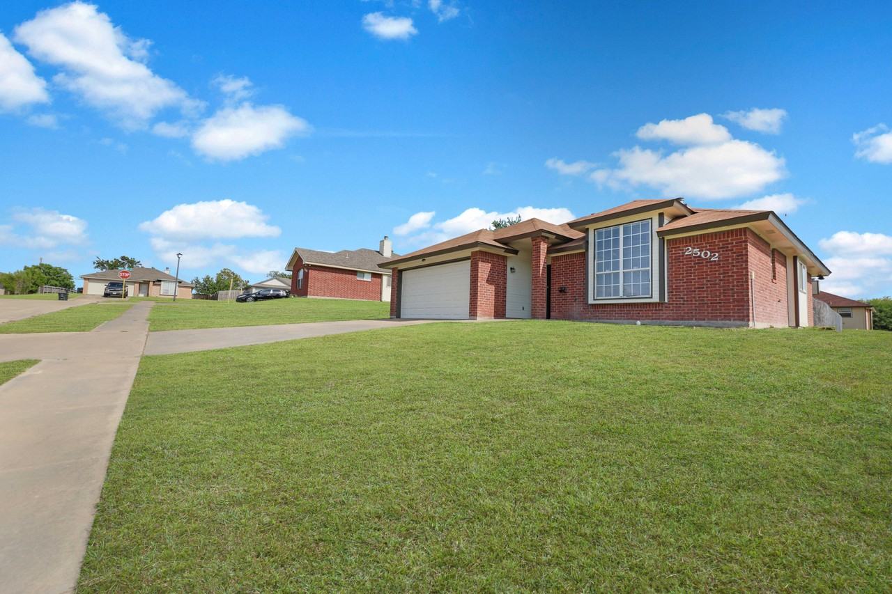 2502 Eastwood Dr - Photo 3 of 22