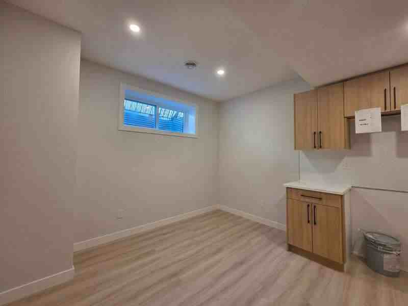 10627 149 St Nw - Photo 3 of 8