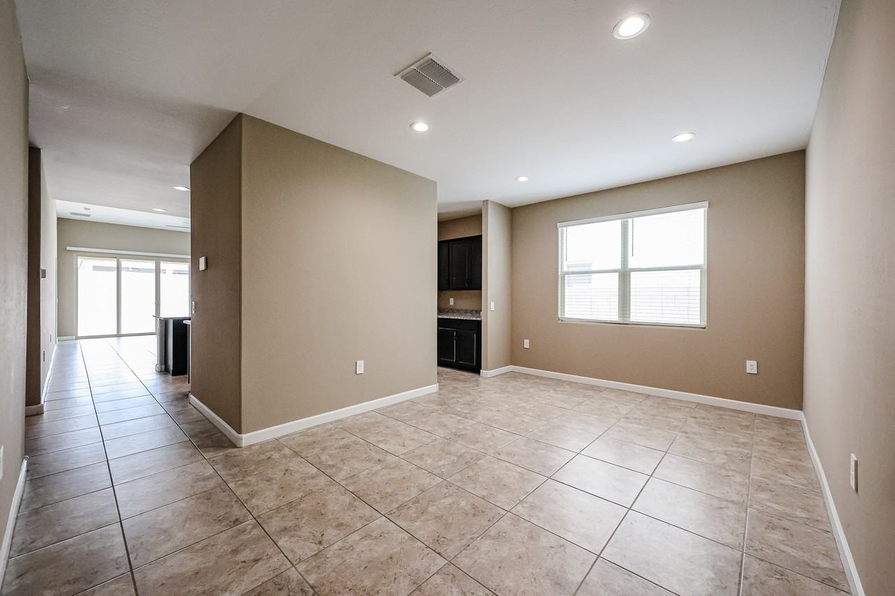 30044 W Avalon Dr - Photo 6 of 37