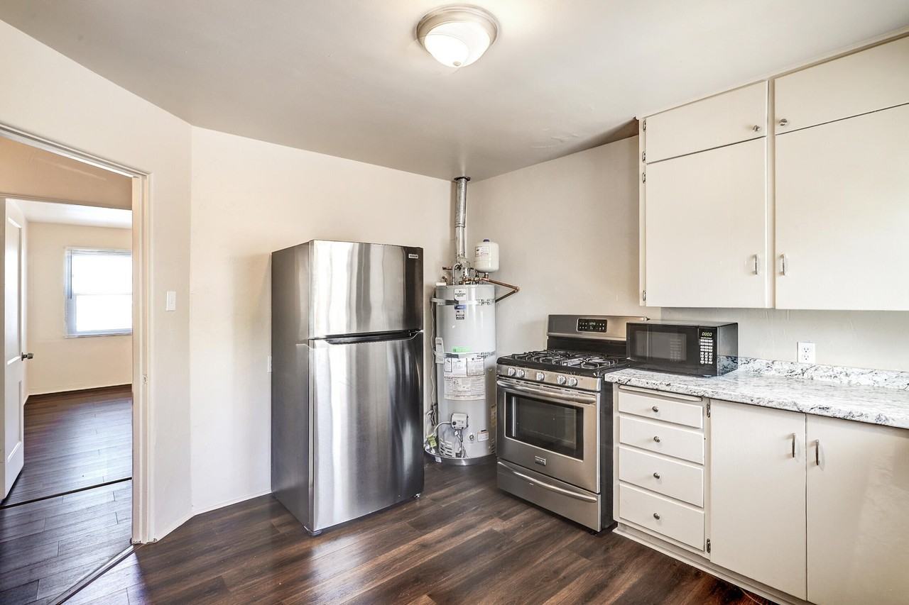 502 Vassar Dr Se - Photo 4 of 16