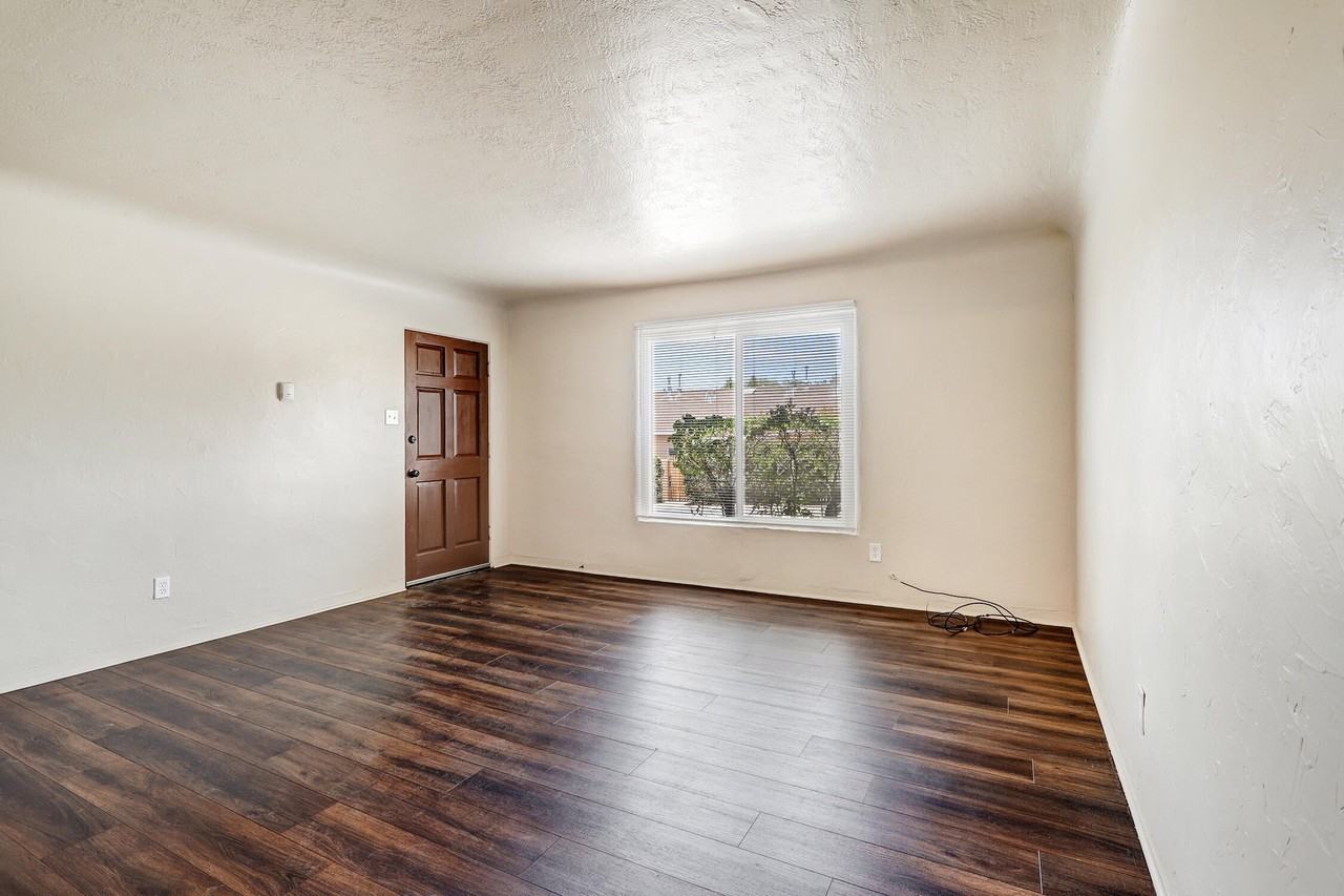 502 Vassar Dr Se - Photo 5 of 16