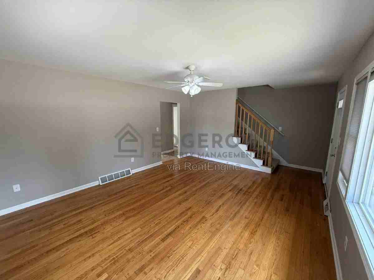 1240 Emerald Ave Ne - Photo 2 of 10