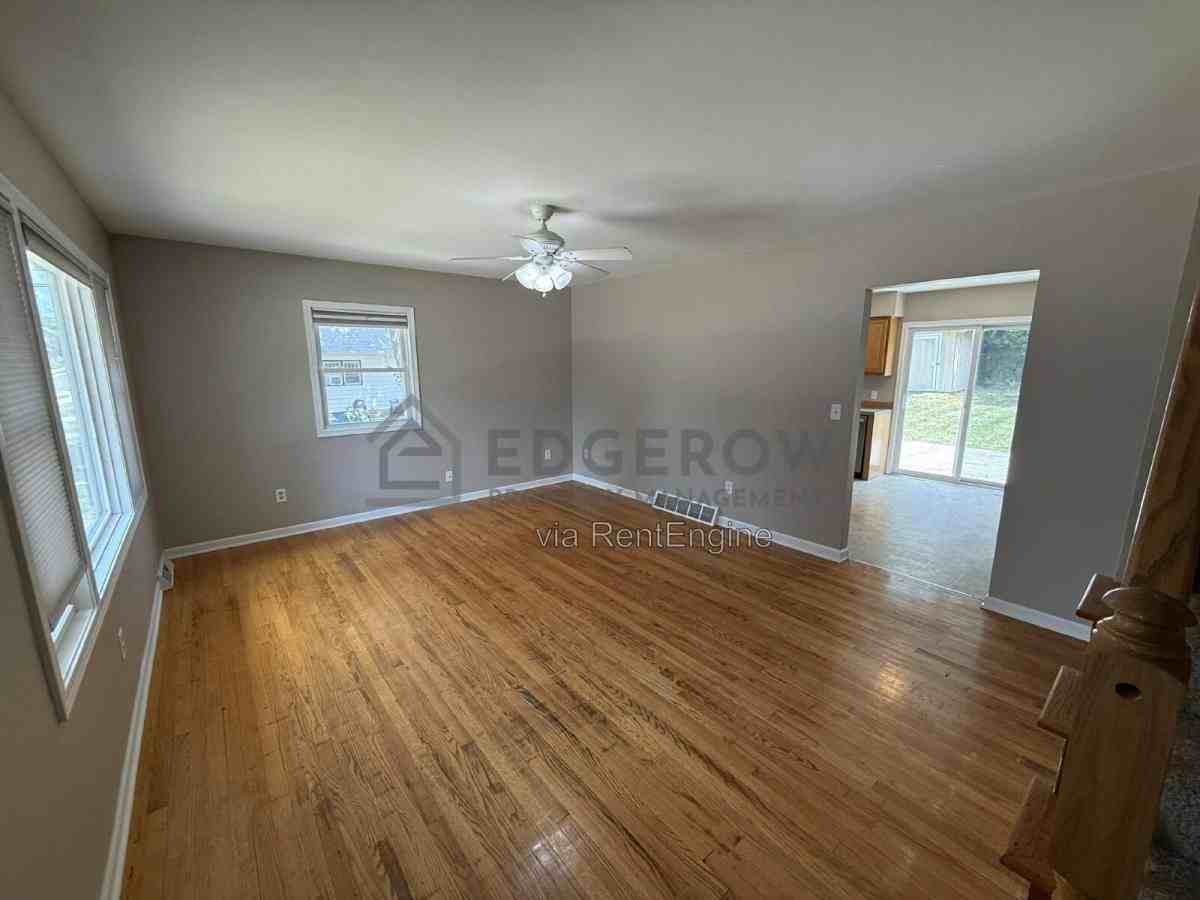 1240 Emerald Ave Ne - Photo 3 of 10