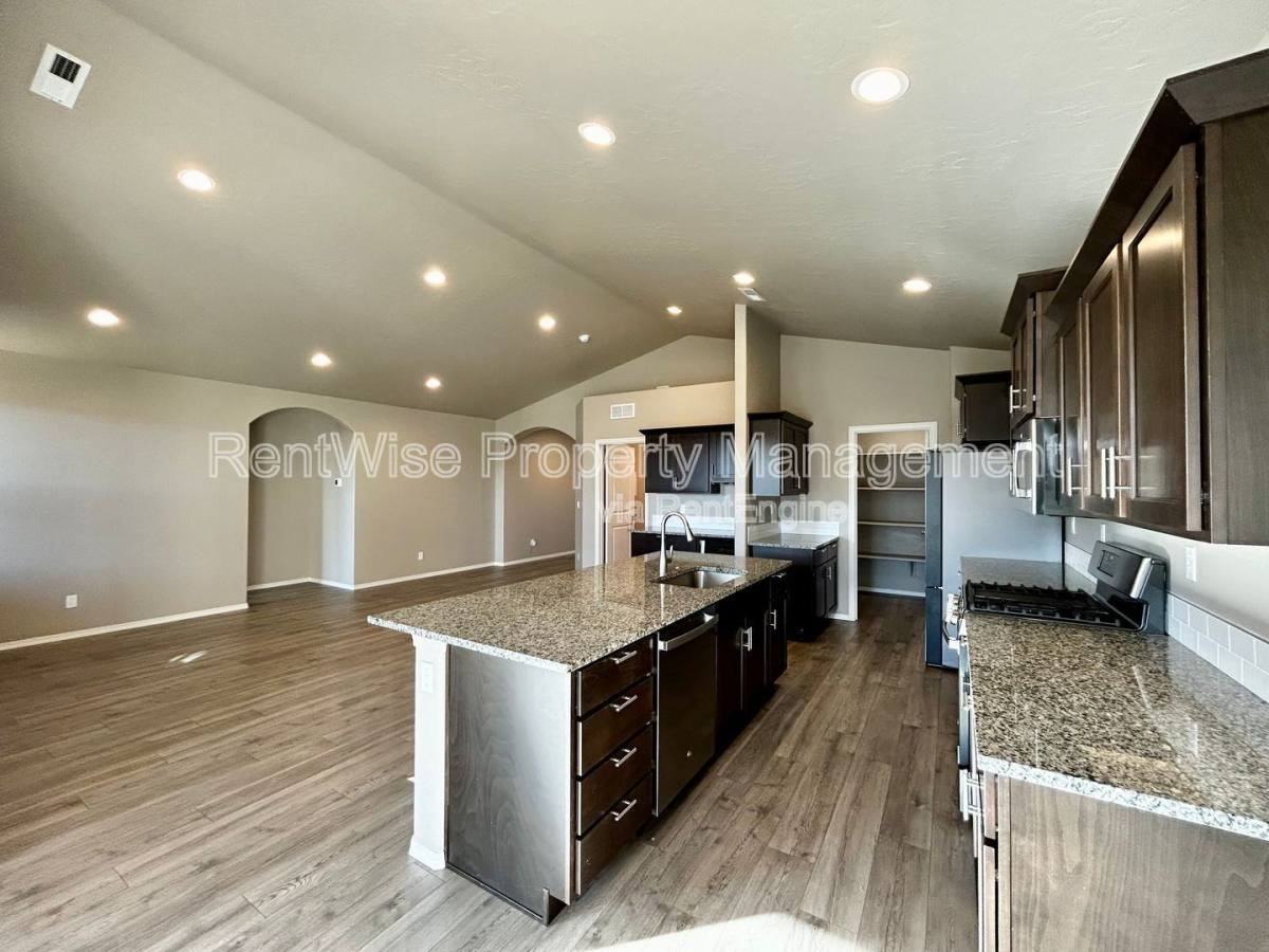 1309 Jupiter St - Photo 3 of 10