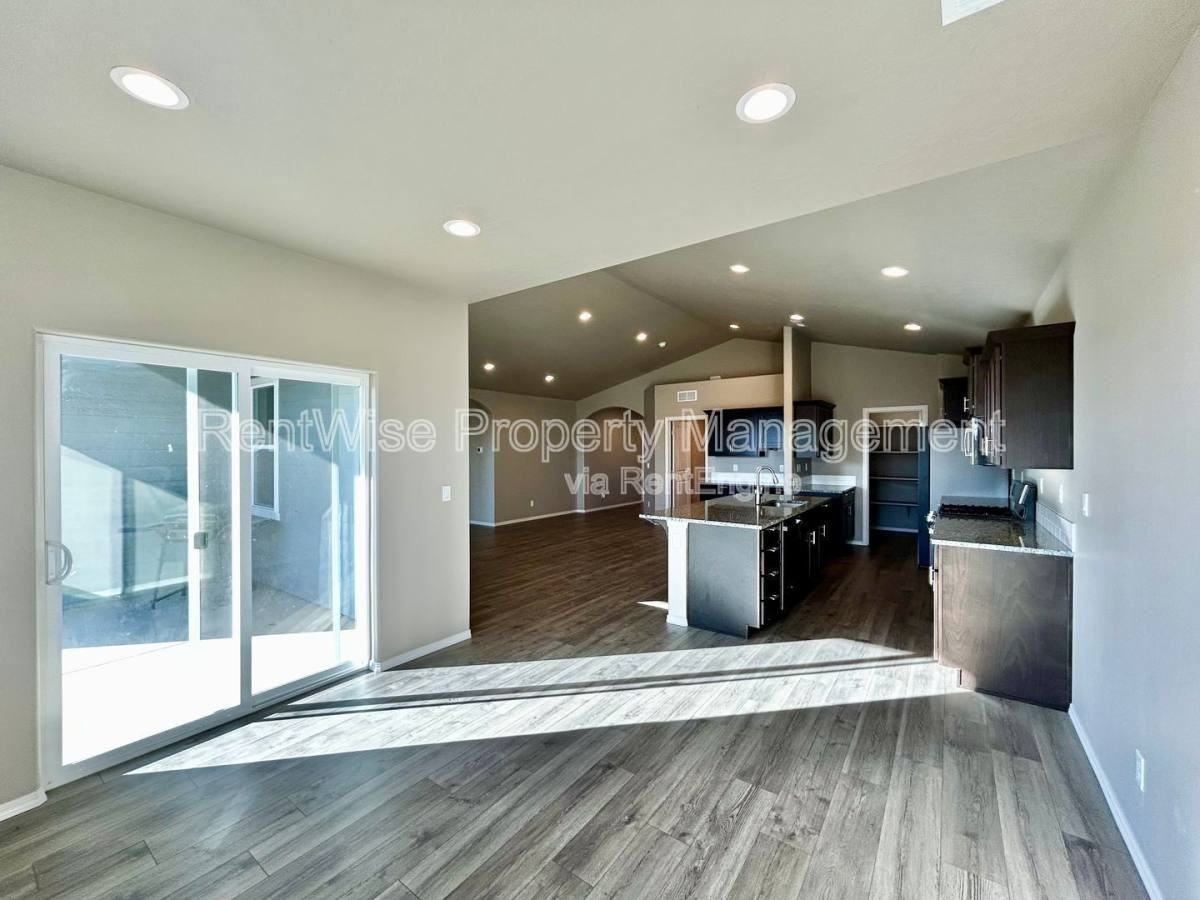 1309 Jupiter St - Photo 6 of 10