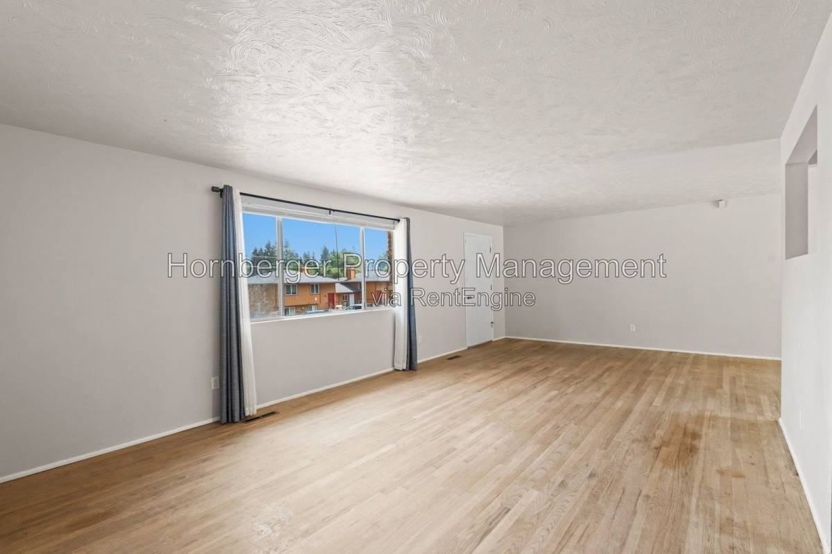 9717 N Stevens St - Photo 4 of 10