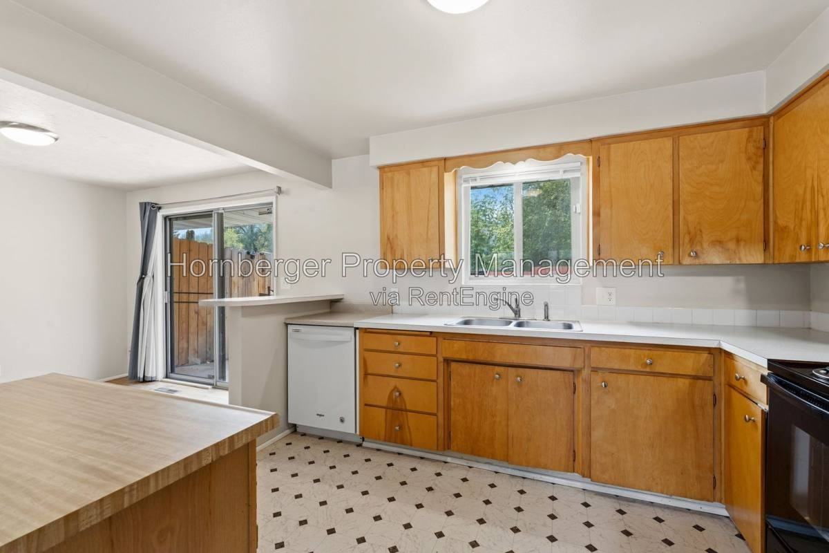 9717 N Stevens St - Photo 7 of 10