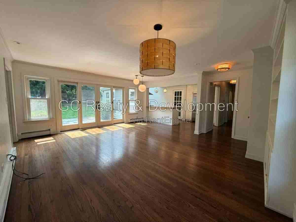 255 Crest Rd - Photo 2 of 10