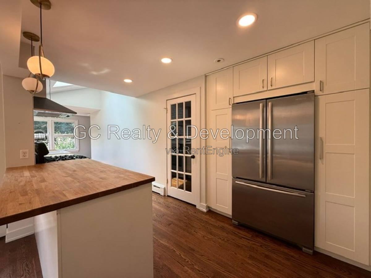 255 Crest Rd - Photo 3 of 10
