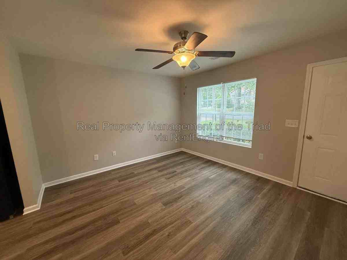 1207 Willard St - Photo 3 of 10
