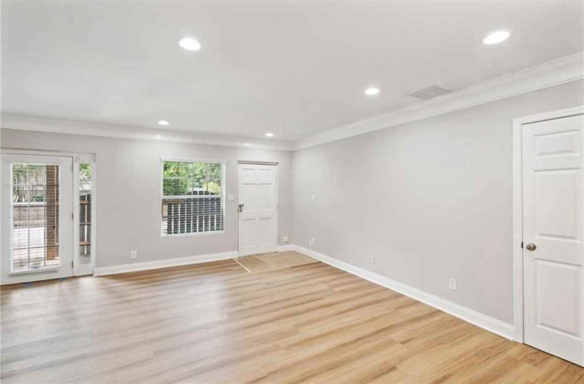 6980 Roswell Rd #B - Photo 4 of 20