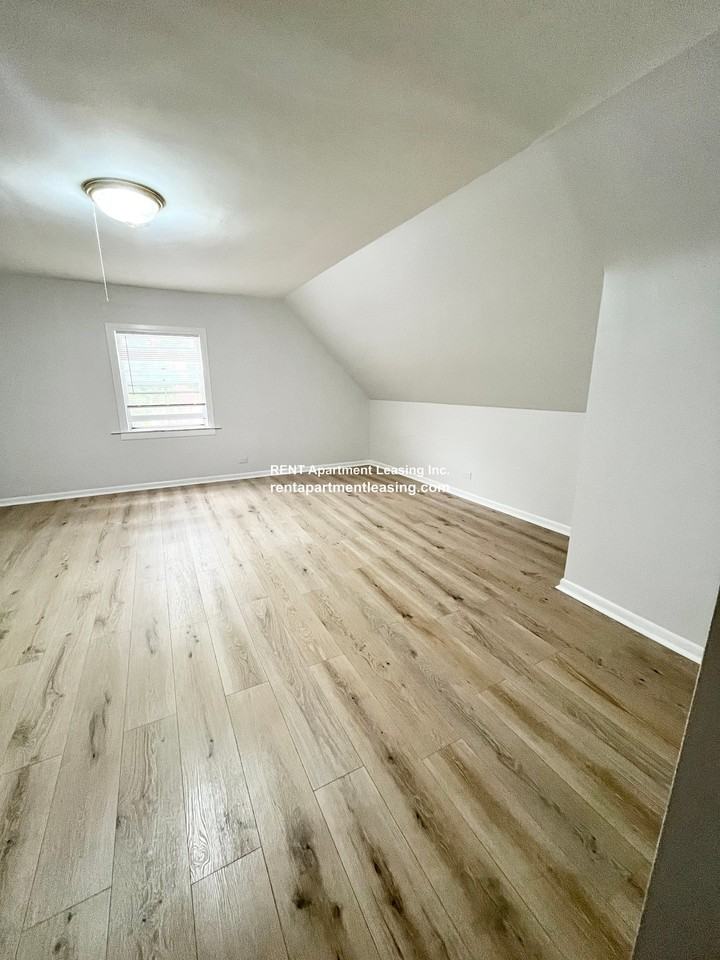 N Kedvale Ave #3 - Photo 7 of 22
