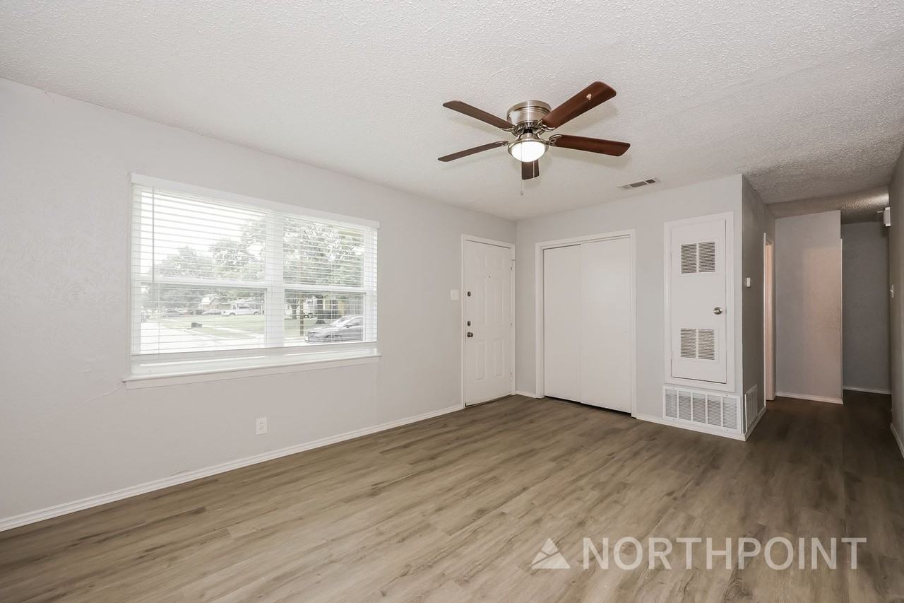 1238 Narcissus Ln - Photo 3 of 16