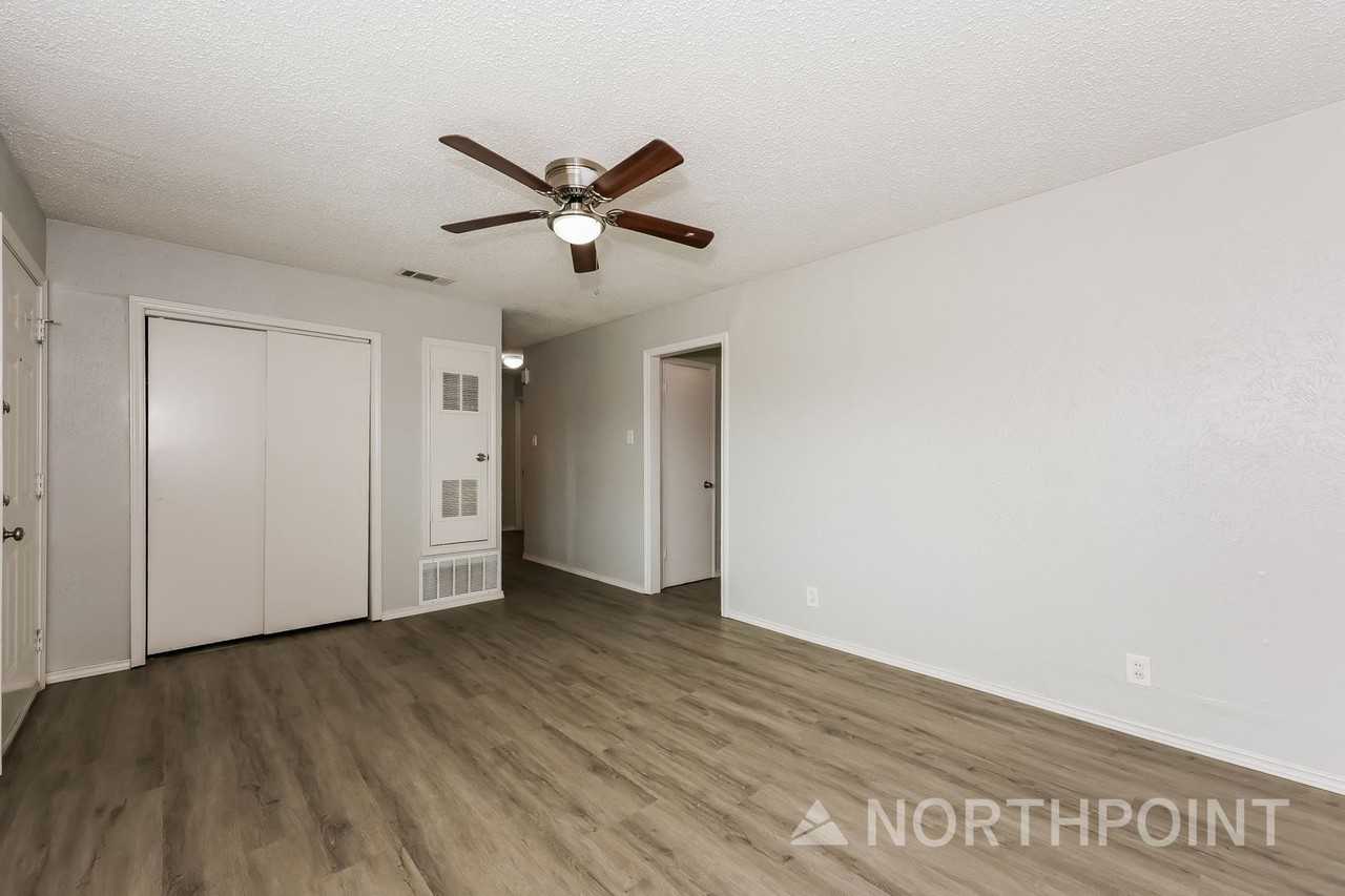 1238 Narcissus Ln - Photo 4 of 16