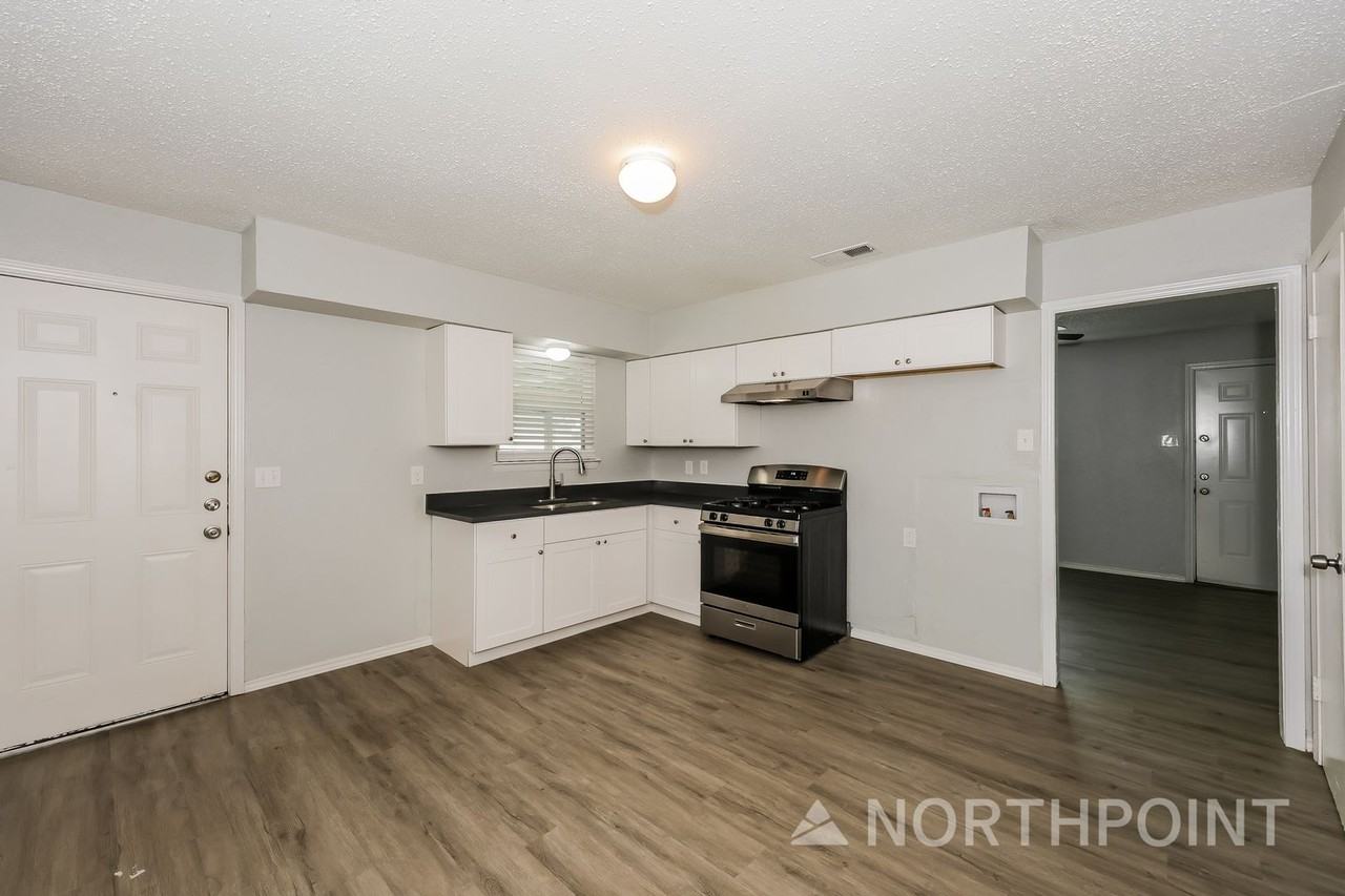 1238 Narcissus Ln - Photo 5 of 16