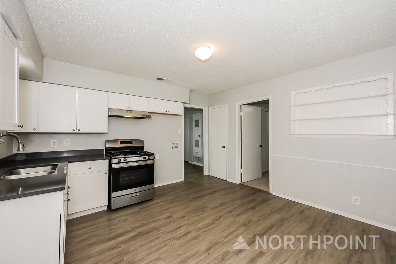 1238 Narcissus Ln - Photo 6 of 16